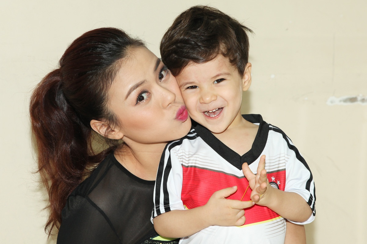 Hải Yến là một khán giả yêu mến môn bóng đá, cô theo dõi gần hết trận đấu hay trong mùa World Cup này. Cô hôn Herry suốt trong buổi chụp hình để bày tỏ tình yêu dành cho đội tuyển Đức. Nữ ca sĩ tin chắc năm nay Đức sẽ giành chiếc cup trong mùa giải này.