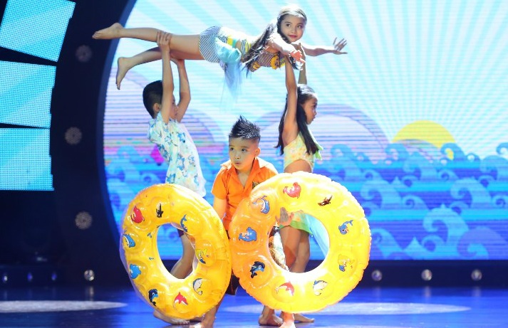 Clip ban sao nhi Isaac va cac ban nhay hinh anh