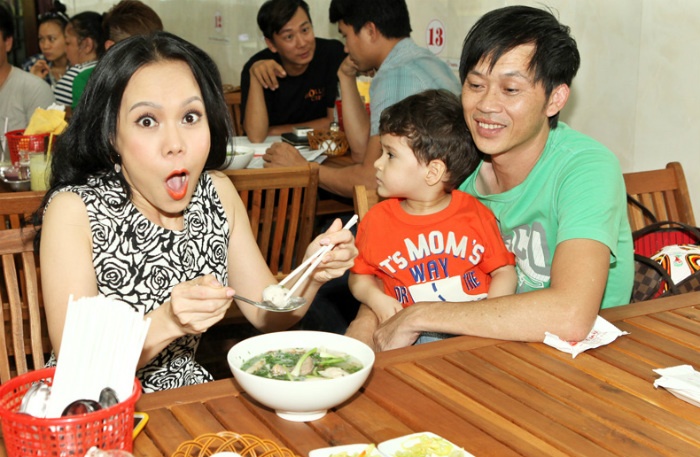 Hoai Linh chieu dai Viet Huong mung chien thang muon cua Duc hinh anh