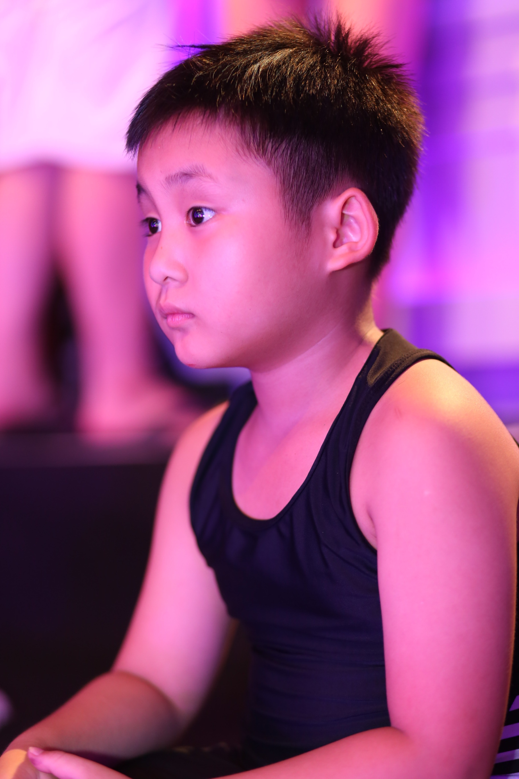 Trấn Thành trêu chọc sự ngây thơ của các em nhỏ.