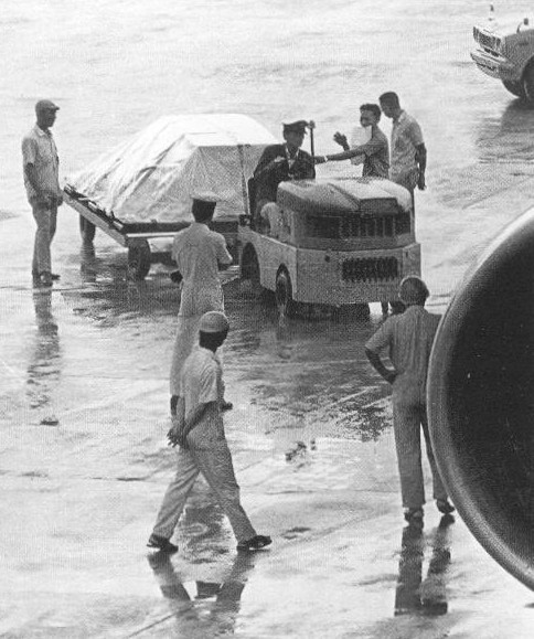 Quan tài Lý Tiểu Long tại sân bay Seatle, Hoa Kỳ.