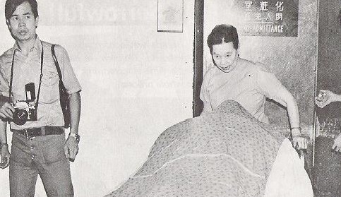 Thi hài Lý Tiểu Long được đưa tới nhà tang lễ ở Hồng Kông.