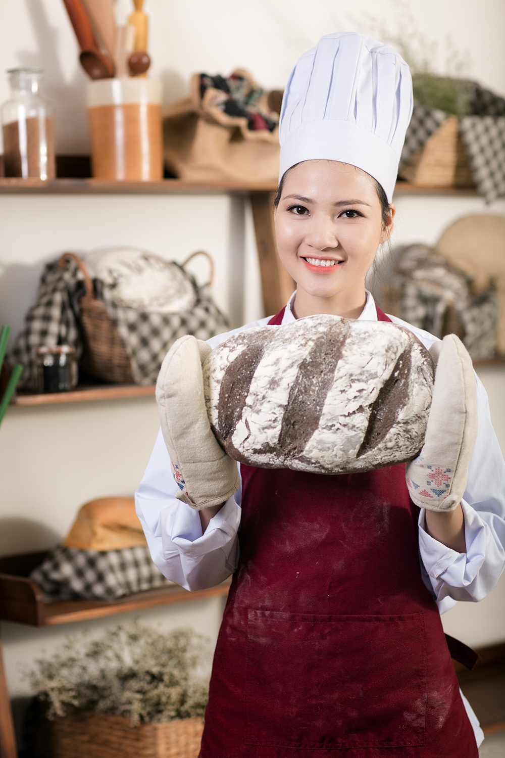 Yêu thích và tâm huyết nên tự tay cô sắp đặt, mua sắm và trang trí cho tiệm bánh của mình. 