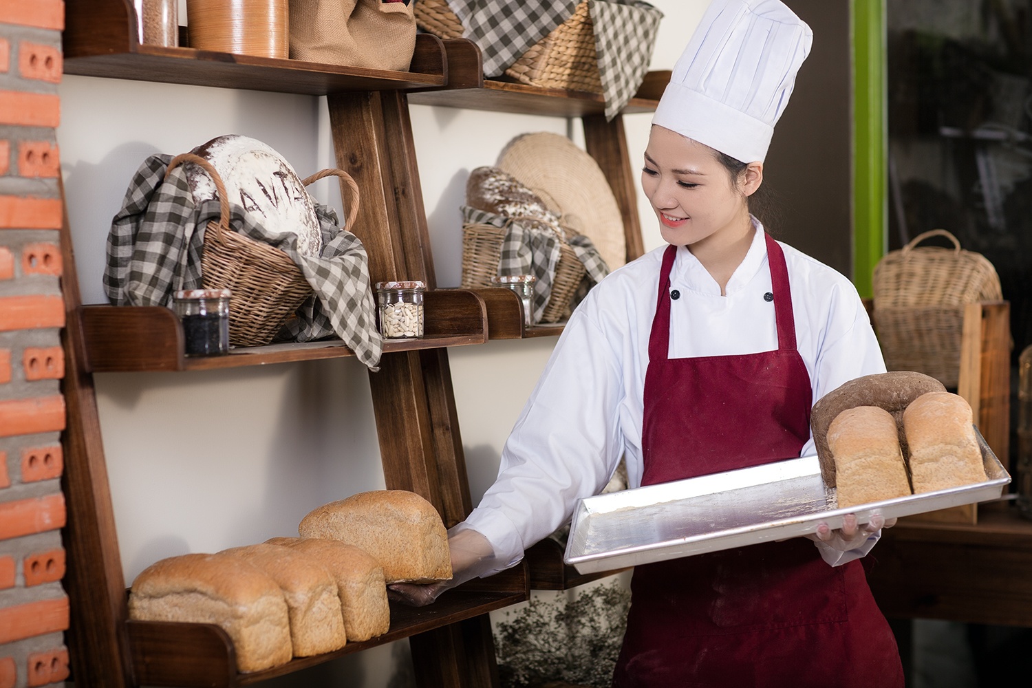 Trần Thị Quỳnh chọn mảnh đất Thảo Điền là nơi mở tiệm bánh đầu tiên, bởi cô muốn chinh phục khách hàng Tây khó tính trước. Tiệm bánh cũng là nơi người đẹp cũng chính thức bước vào con đường kinh doanh. 