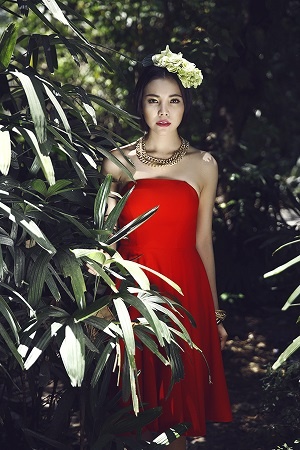 Giữa khung cảnh hoang vắng, người đẹp trở nên cô đơn hơn. Mặc dù khá đơn lẻ nhưng Trà Ngọc Hằng vẫn rất quyến rũ với vẻ đẹp lạnh lùng.