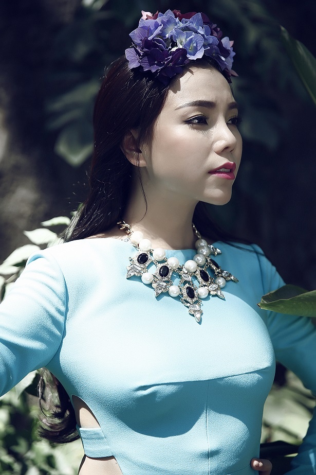 Trang phục của cô khá độc đáo, cầu kỳ lạ mắt nhưng cũng rất phóng khoáng, làm tôn lên vẻ sắc lạnh của người đẹp.