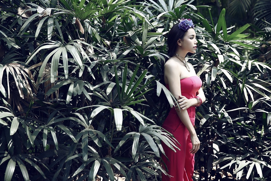 Tô điểm thêm cho vẻ hoang dại chính là những đoá hoa rừng được biến tấu thành những băng đô hoa cài trên đầu Trà Ngọc Hằng.