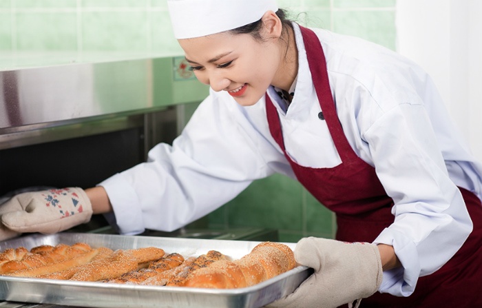 Hoa hau Tran Thi Quynh hoc lam banh mi hinh anh