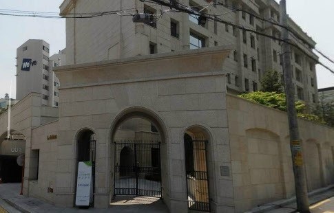 Phía bên ngoài tòa nhà.