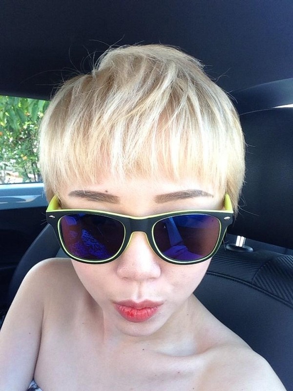 Kiểu đầu tém cùng mái tóc bạch kim sành điệu, Tóc Tiên bị ví von là một