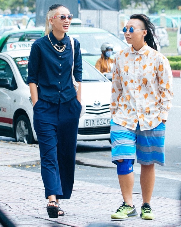 Mới đây, người mẫu Trang Khiếu gây chú ý với mái tóc được nhuộm 2 nửa đen - bạch kim vô cùng sáng tạo và khác lạ.