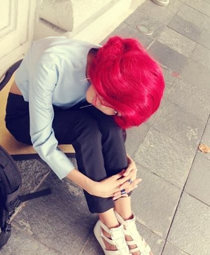 Hoàng Thùy cũng từng thay đổi phong cách với mái tóc đỏ quạch, chói lọi không kém gì Rihanna.