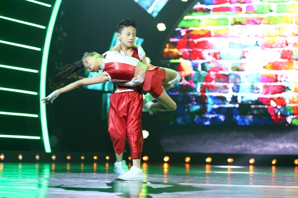 Trong khi đó, bạn nhảy của An Bình là Thúy Vy âm thầm chứng tỏ tài năng của mình. Thúy Vy năm nay 11 tuổi, sống với mẹ tại Hà Nội. Hai mẹ con sống dựa vào thu nhập từ gánh... bánh xèo. Hoàn cảnh tạo nên số phận, cô bé tỏ ra khá chững chạc và có chiều sâu trong suy nghĩ, điều đó bộc lộ qua những động tác và biểu cảm ánh mắt khi nhảy.