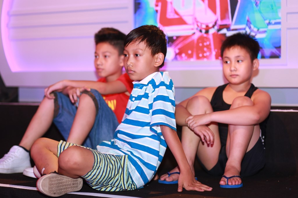 Những khoảnh khắc đáng yêu của các bé trên sàn tập.