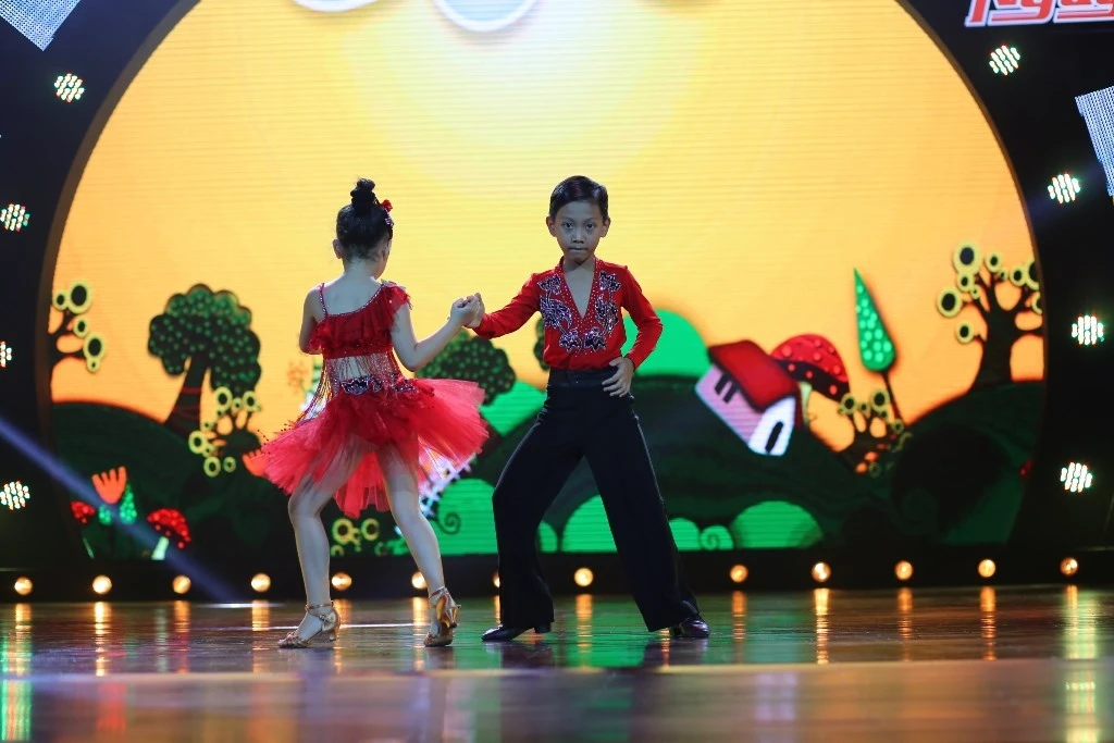 Cặp Duy Khánh - Thùy Linh với điệu nhảy jive do biên đạo Đức Tiến