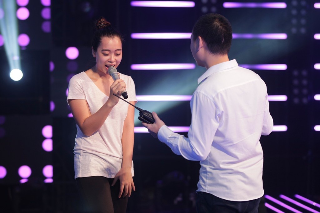 Các thí sinh đang tập ráo riết với giám đốc âm nhạc Nguyễn Hải Phong.