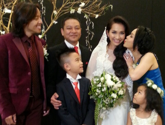 Viet Huong hon Kim Hien trong tiec cuoi o My hinh anh
