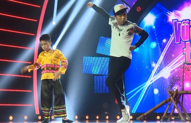 Clip Tran Thanh nhay Michael Jackson voi thi sinh Chien Thang hinh anh