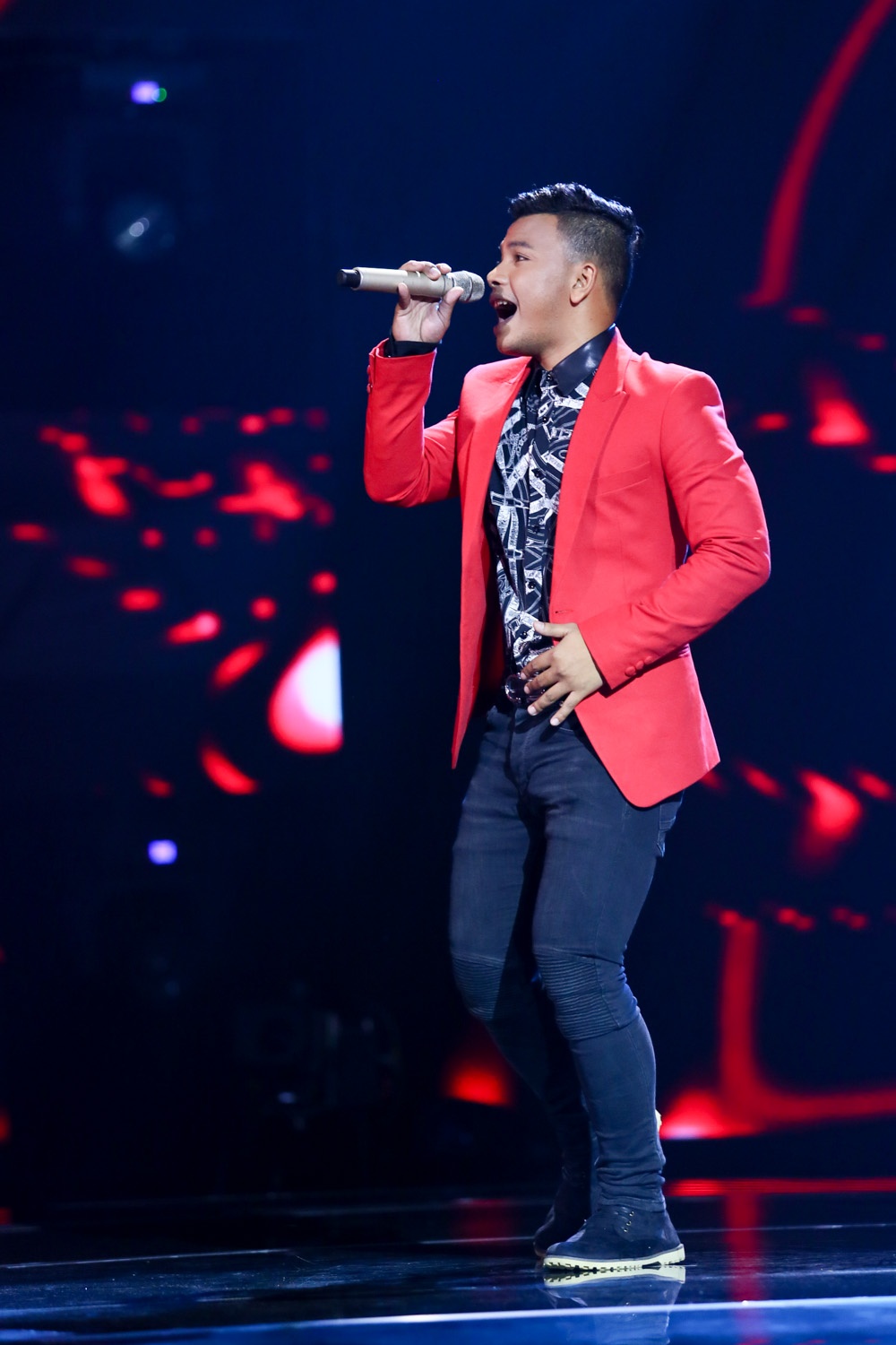 Nếu Siu Black mãnh liệt và dữ dội trong giọng hát thì Jean Paul Blada lại nồng nàn và ấm áp hơn. Không sở hữu chất giọng khủng như dì, thế mạnh của Blada nghiêng về những ca khúc tự sự hơn.