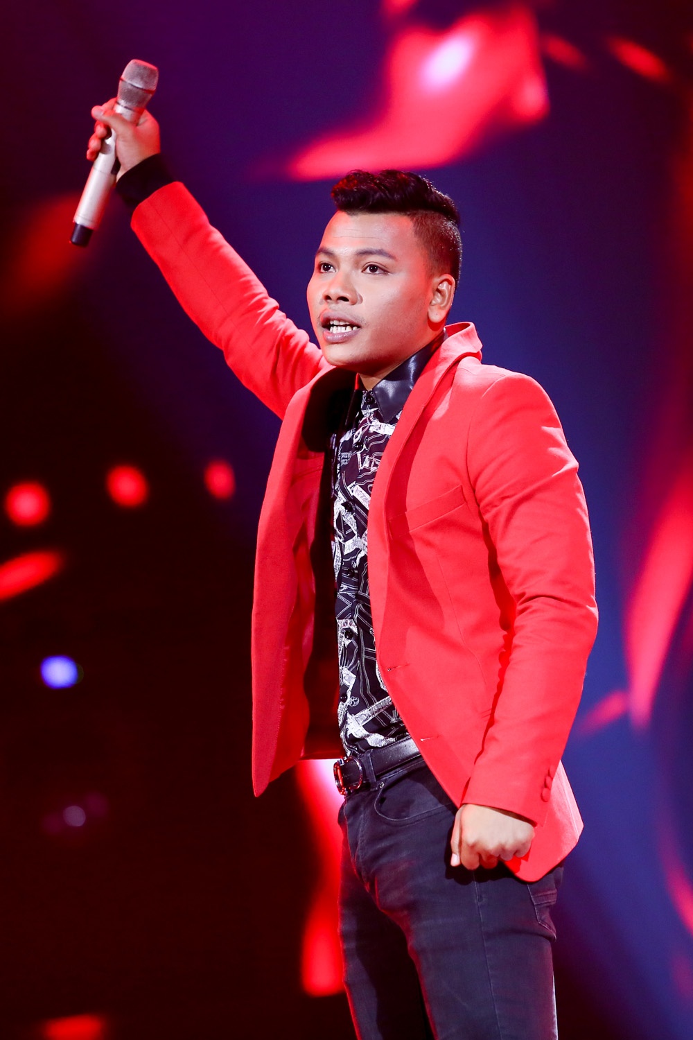 Ở lượt thi đầu tiên, anh chọn ca khúc Nhìn lại, khó ai ngờ một chàng trai gai góc, thô ráp như anh lại có chất giọng ấm áp khi cất lên tiếng hát. Nhờ lựa chọn thông minh, Blada giành được 92 điểm từ 101 giám khảo, con số cao nhất trong đêm thi giúp anh chắc một vé an toàn vào lượt đối đầu.