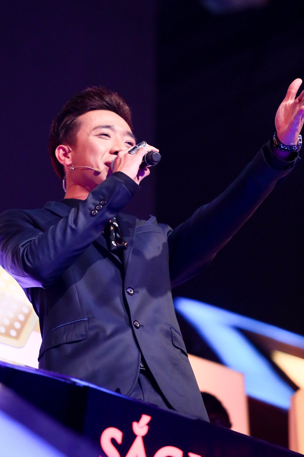 Trấn Thành dù thích phong cách của chàng giảng viên nhưng lại chọn Blada vì thí sinh này làm anh rung động.