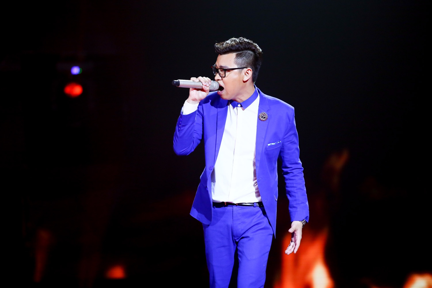 Trong khi đó, đối thủ của anh, Minh Trí chọn ca khúc Girl On Fire, anh hoàn thành tốt phần trình diễn với phong độ cao hơn. Tuy nhiên, điều dễ nhận thấy, Blada chiếm được tình cảm của khán giả trong khi Minh Trí dù không có sai sót nhưng lại bị đánh giá còn quá “học thuật”.