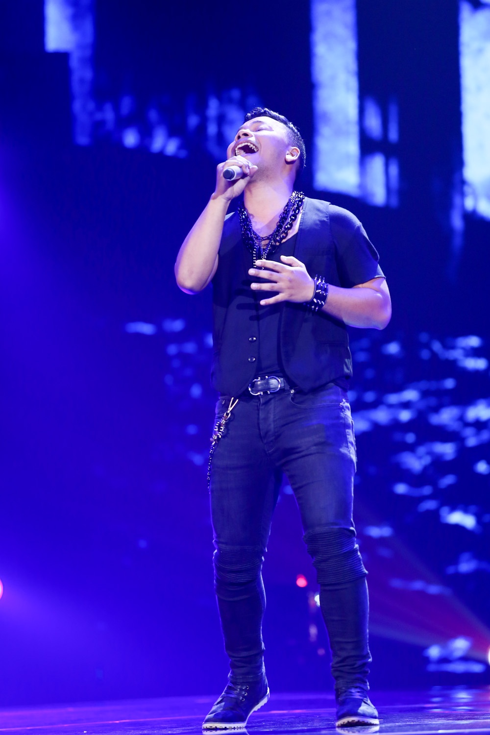 Blada có ngoại hình thô ráp nhưng giọng hát lại rất ấm áp, làm lay động nhiều người.