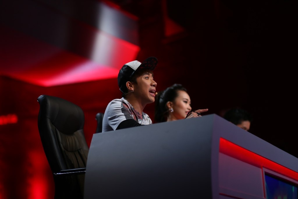 Biên đạo John Huy Trần chia sẻ: “Một bài slow mà 2 em làm cho anh nổi hết cả da gà từ động tác trên sân khấu và giao lưu với nhau. Trong bài của 2 em, không có những yếu tố bùng nổ, nhưng không cần, bởi vì từ đầu tới cuối các em đã hút anh phải tập trung vào”.