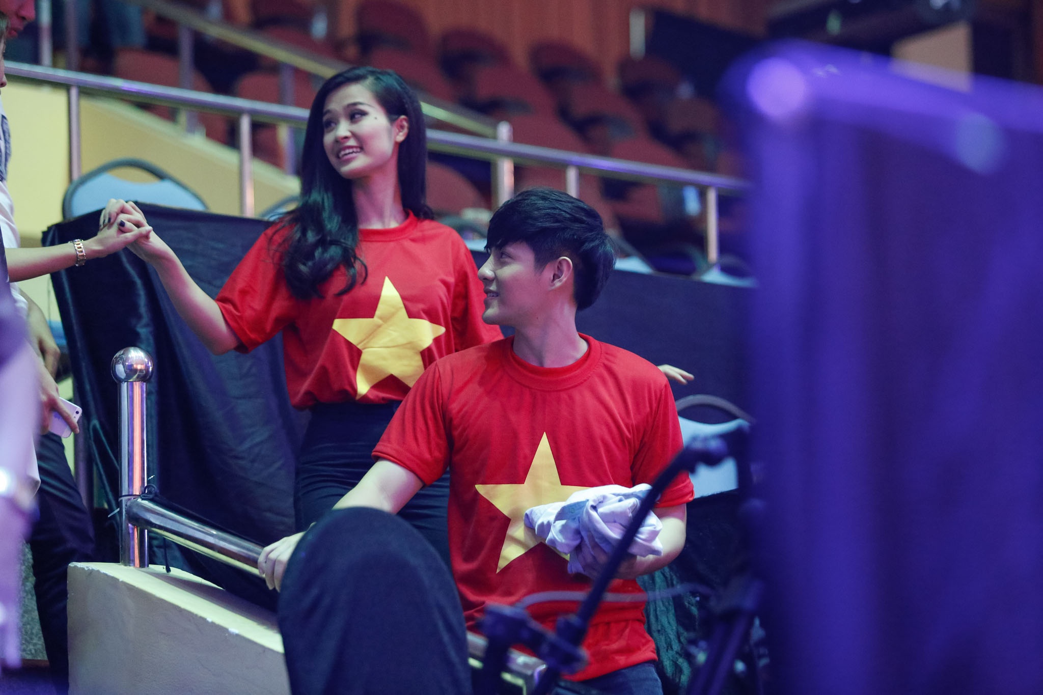 Sau khi chương trình kết thúc, cả 2 còn đứng lại trò chuyện với bạn bè nên ra về muộn.