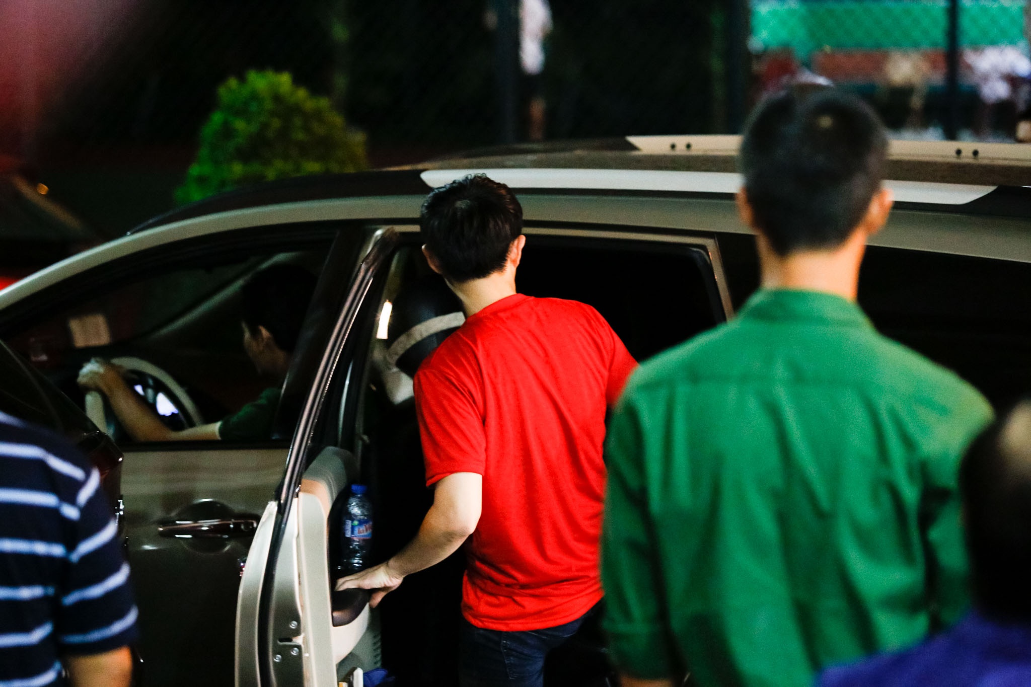 Ông Cao Thắng đưa người yêu vào xe ra về