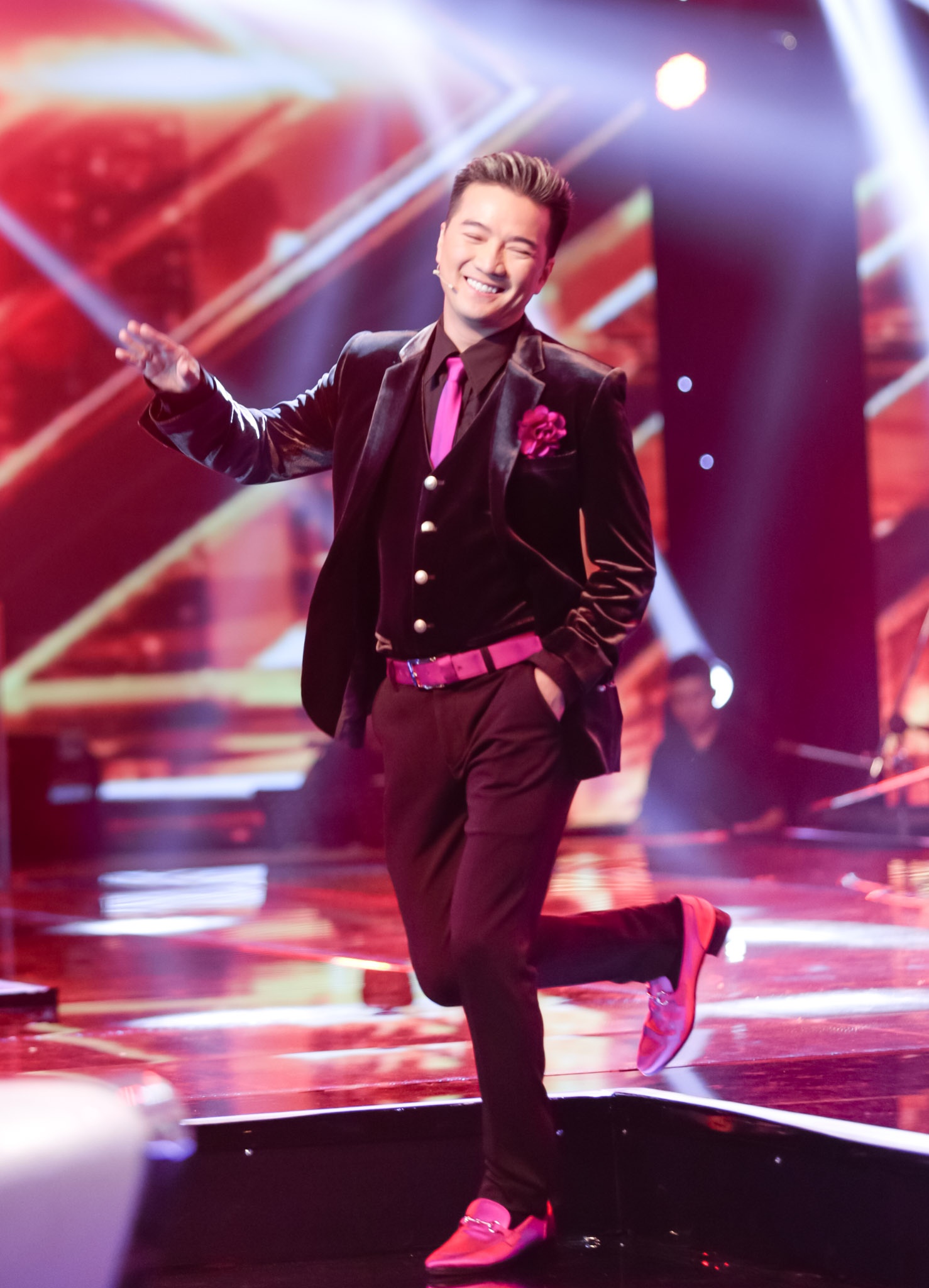 Đàm Vĩnh Hưng tinh ý nhận ra người hát đầu tiên có một vài nốt hơi “lạng lách” đã làm “đoàn tàu sang trọng bị trật nhịp”. Anh thích lối hát của Minh Sang và Trọng Khương hơn trong số đó. Hồ Quỳnh Hương cũng thấy sự hòa quyện, đồng đều trong giọng hát của nhóm Ayor nhưng nó vẫn chưa có sức thuyết phục cô. Kết quả, Ayor phải chia tay với cuộc thi.