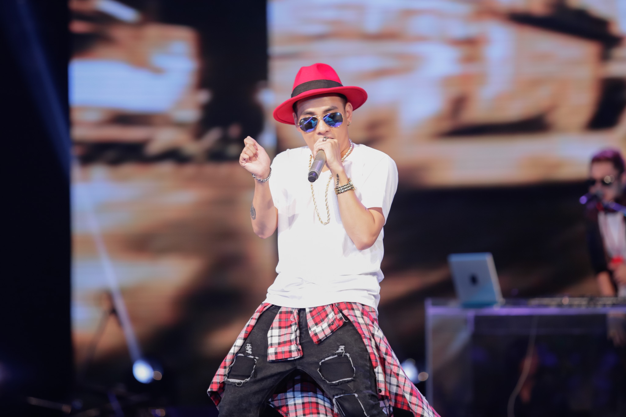 Nhưng Hồ Quỳnh Hương lại không thích phần đọc rap bị nuốt lời và cô góp ý với FB Boiz cần phát âm rõ hơn. Tuy nhiên, người đồng nghiệp trên ghế nóng, vì theo anh, nếu đọc rap mà rõ lời sẽ chẳng khác nào như hát cải lương.