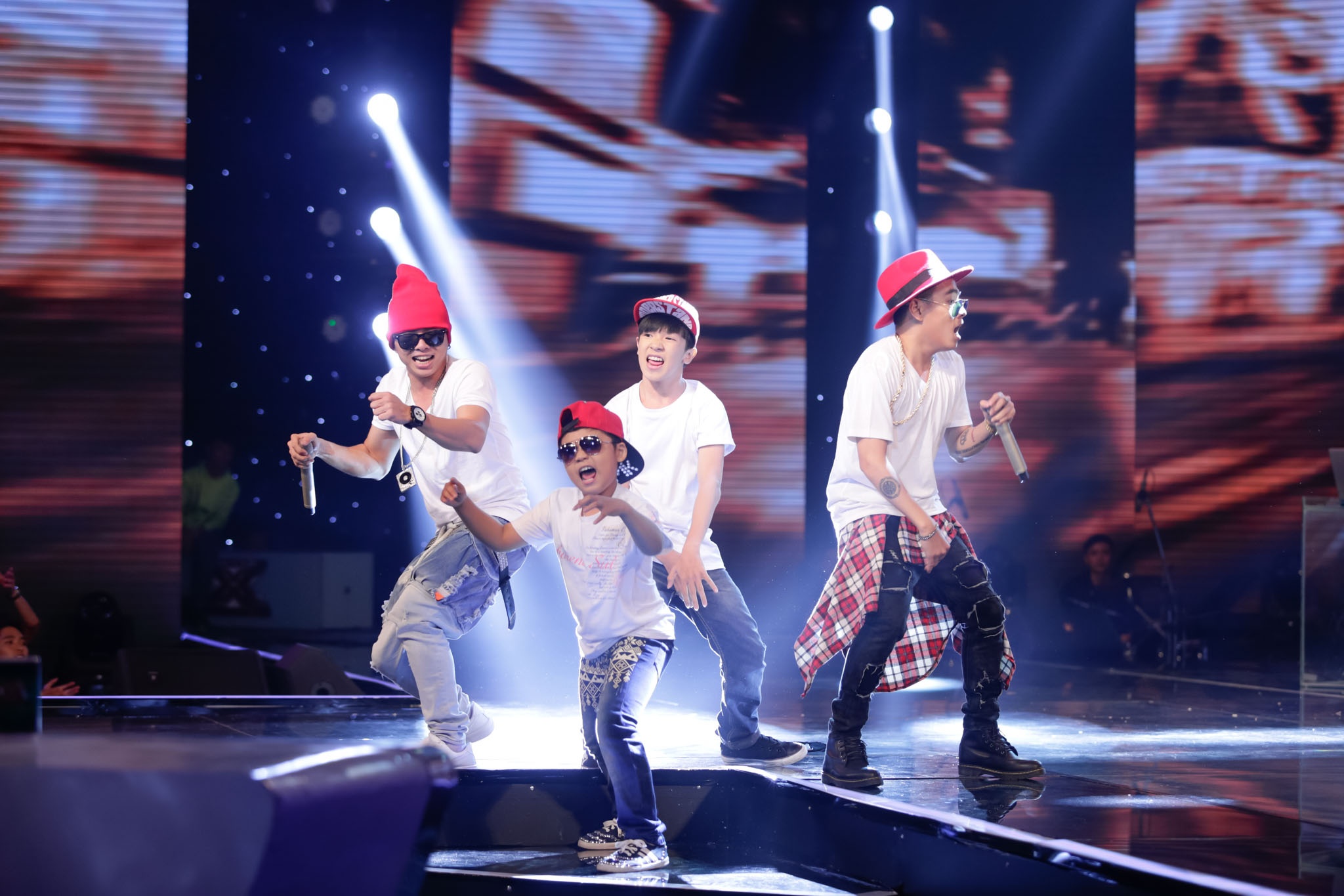 Hương Hồ và Mr Đàm bước vào cuộc tranh cãi trong tiết mục của nhóm FB Boiz với ca khúc Tự tin lên do chính nhóm sáng tác. Quý ông làng nhạc Việt thấy được cá tính âm nhạc rõ nét của nhóm khi họ nắm bắt được xu hướng của giới trẻ. 