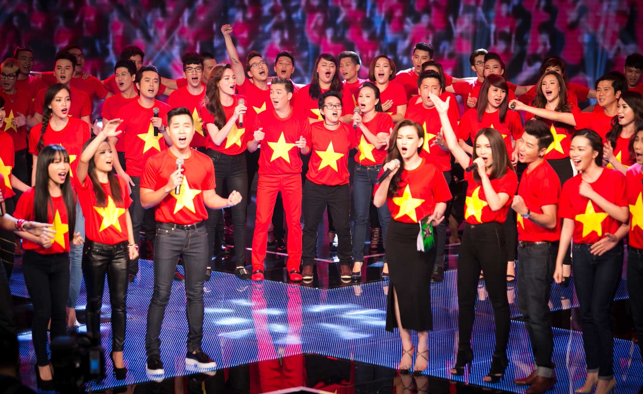 100 nghệ sĩ đã có tiết mục mở màn đêm thi X Factor với ca khúc Những trái tim Việt Nam. Phần biểu diễn này được đầu tư khá công phu và giàu ý nghĩa với sự thăng hoa của các nghệ sĩ Việt.