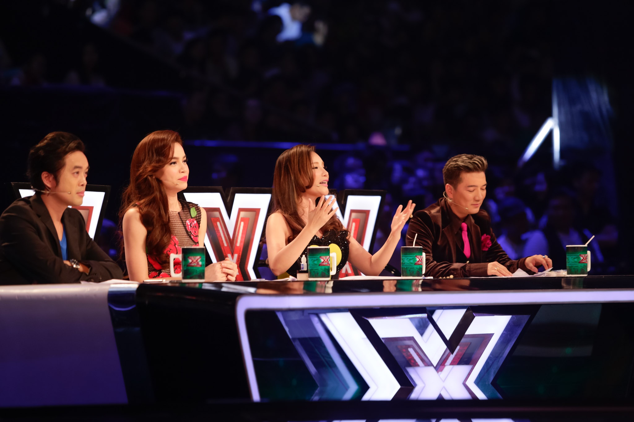 Trong liveshow 1 của X Factor vừa diễn ra tối 27/7 trên VTV3, Minh Ngọc và nhóm Ayor phải dừng cuộc chơi trong tiếc nuối. Hồ Quỳnh Hương lên tiếng chỉ trích Hồ Ngọc Hà giấu nghề khiến cho một giọng ca đẹp như Minh Ngọc phải bị loại. 