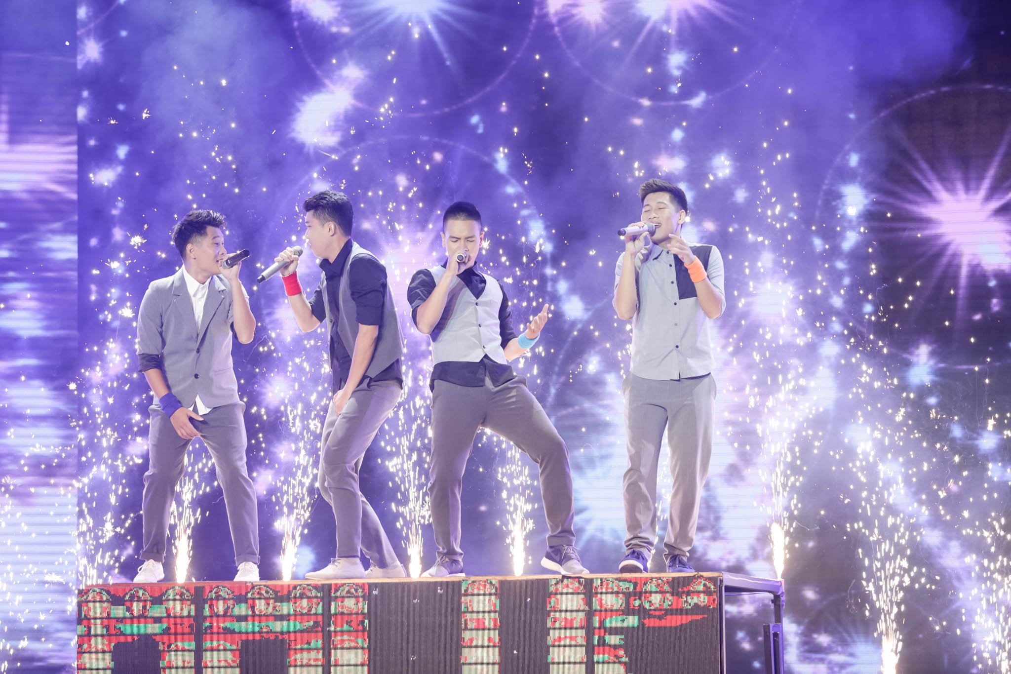 O Plus lại đánh mất phong độ tuyệt vời của những đêm trước trong tiết mục mash-up Em kể anh nghe và Fire Work. Nhóm được đánh giá cao khi có sự tương quan giữa lượng và chất, nhưng đêm qua rõ ràng họ không tạo được ấn tượng mạnh nếu so với các đối thủ khác.