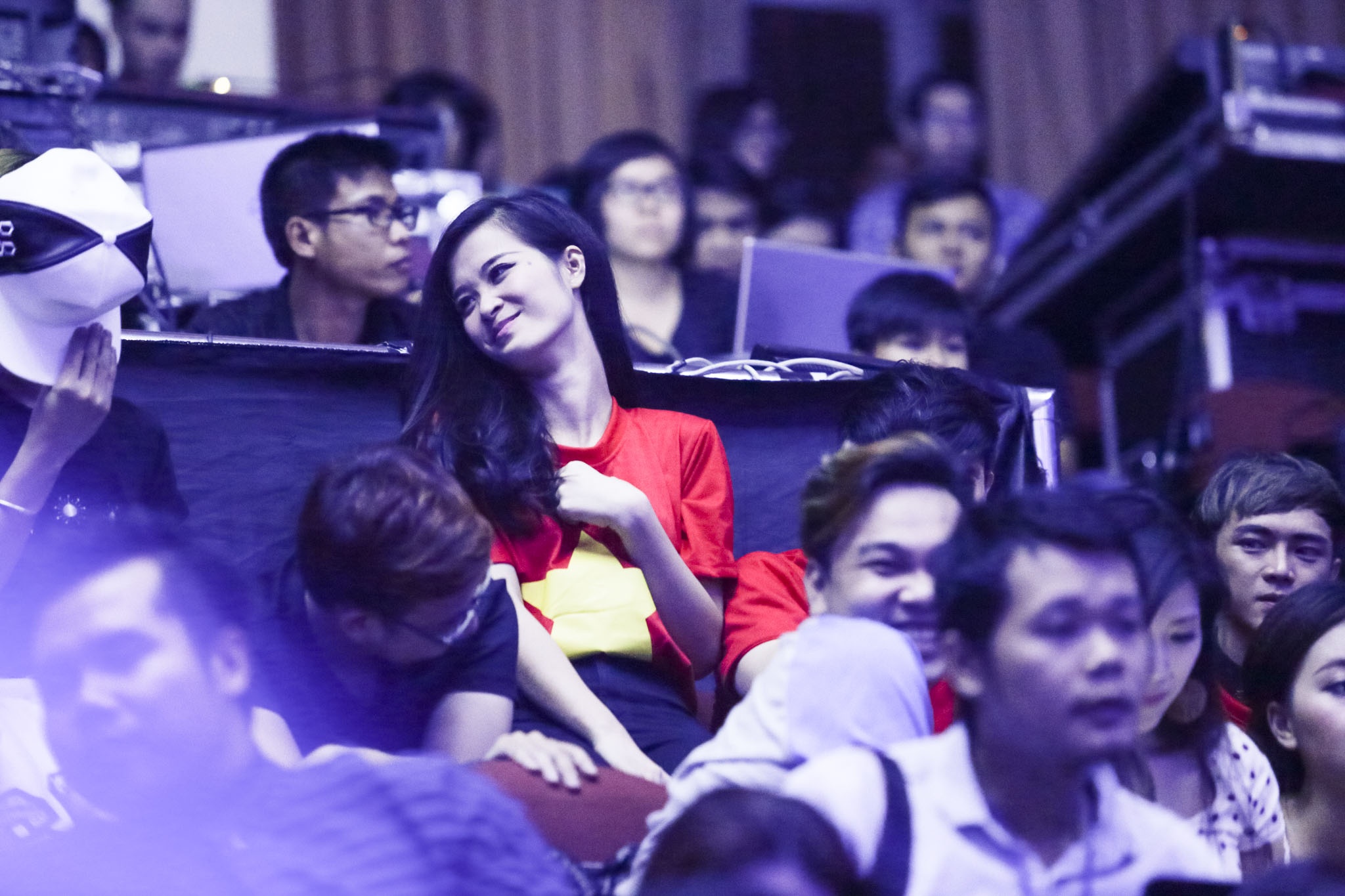 Sau khi biểu diễn cùng các đồng nghiệp, cặp đôi Ông Cao Thắng - Đông Nhi ở lại xem hết chương trình để cổ vũ tinh thần cho các thí sinh.