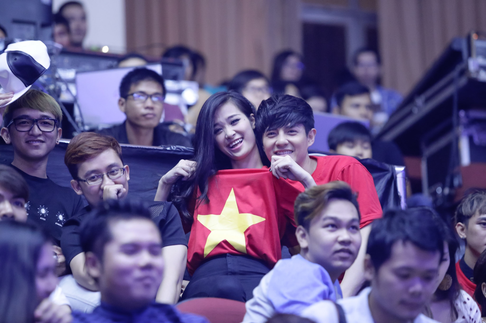 Cặp đôi đẹp cúa showbiz thể hiện sự ngọt ngào của họ dành cho nhau. Đông Nhi khoe áo có hình cờ đỏ sao vàng của Việt Nam.