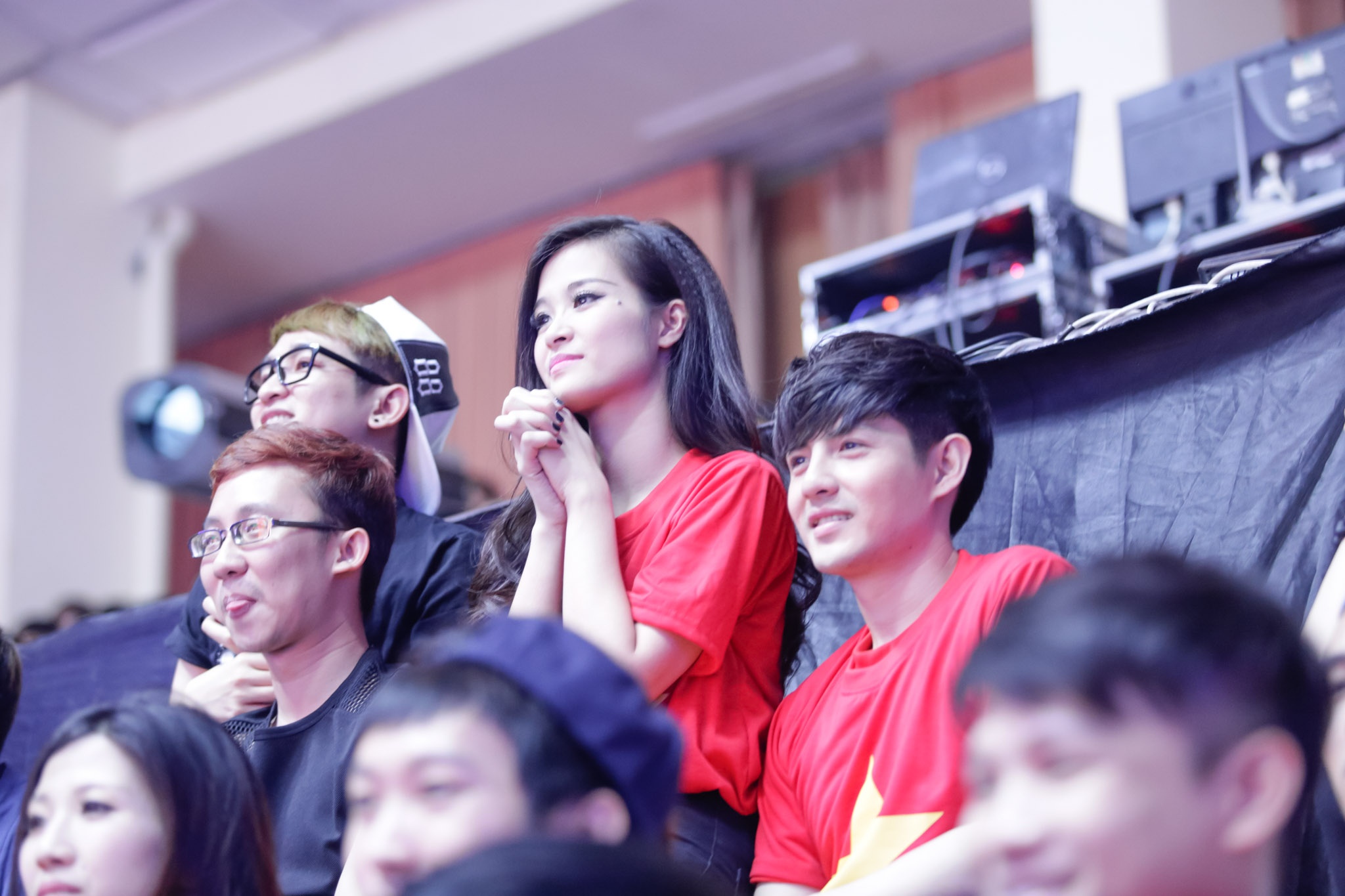 Cả 2 chăm chú theo dõi các tiết mục và thể hiện sự phấn khích với các nhóm nhạc nam.