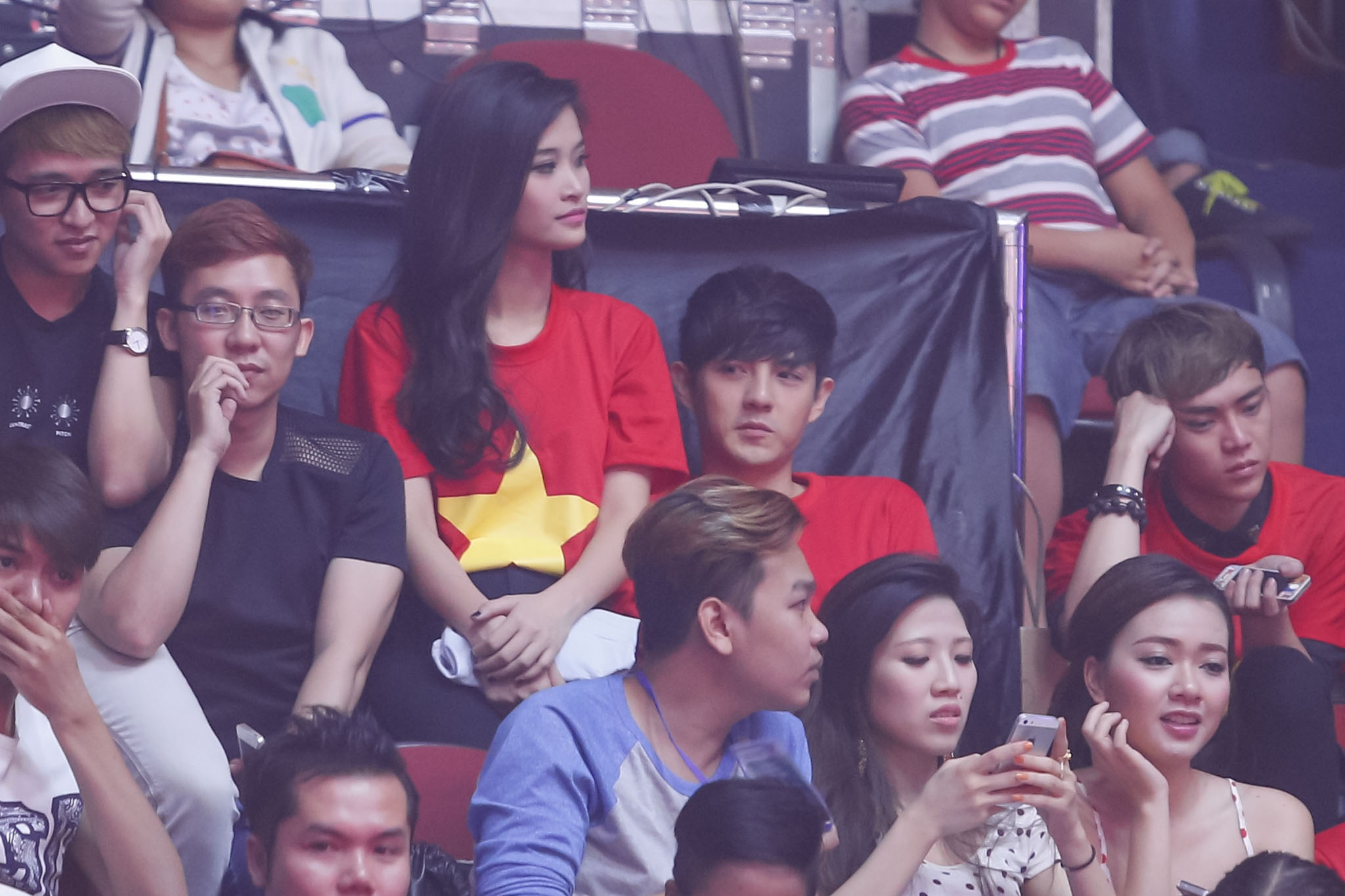 Giây phút suy tư của cặp đôi trên khán đài. Người hâm mộ đang chờ đợi đám cưới ngọt ngào của Ông Cao Thắng và Đông Nhi.