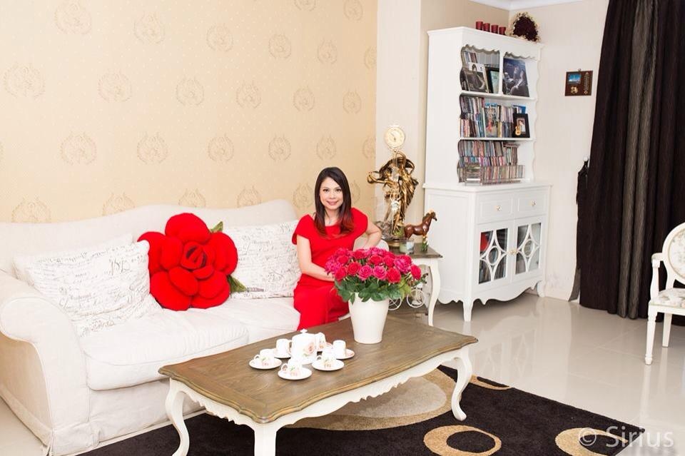 Chú trọng sự đơn giản nhưng tinh tế nên không gian trong nhà được chủ nhân thiết kế nhẹ nhàng nên rất thoáng mát. Có rất nhiều bạn bè nên Thanh Thảo ưu ái phòng khách lớn để làm nơi gặp mặt thân mật. 