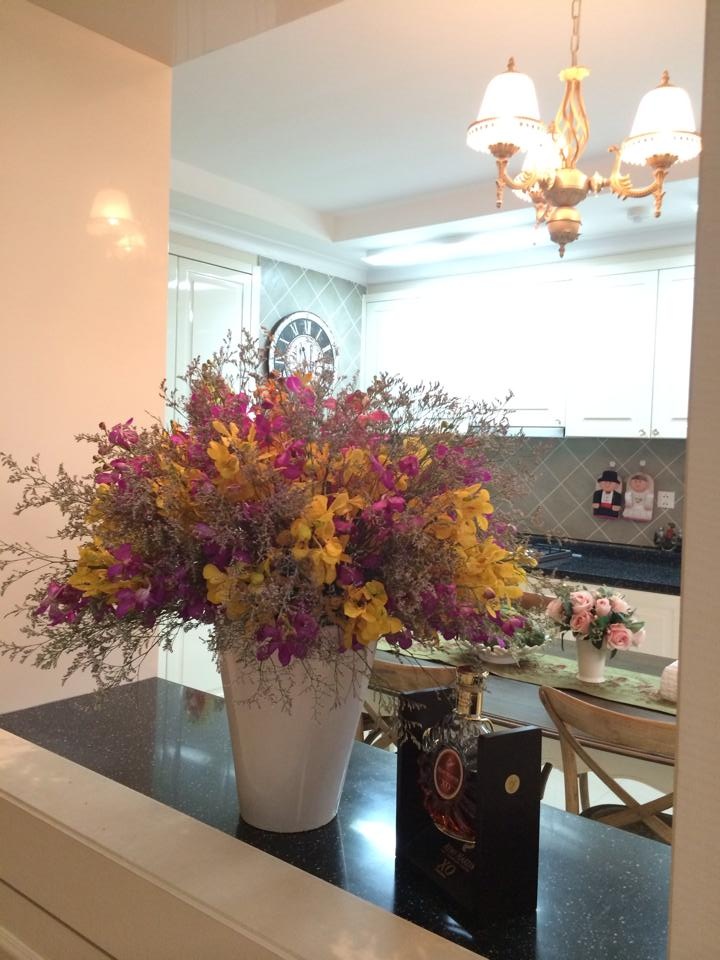 . Chọn nơi đây làm không gian sống nên tự tay cô lên ý tưởng thiết kế cho ngôi nhà. Từng đi nhiều nơi nhưng Thanh Thảo đặc biệt yêu thích phong cách châu Âu cổ điển pha chút hiện đại, nên bước vào ngôi nhà của cô, khách sẽ cảm nhận được thẩm mỹ của cô.