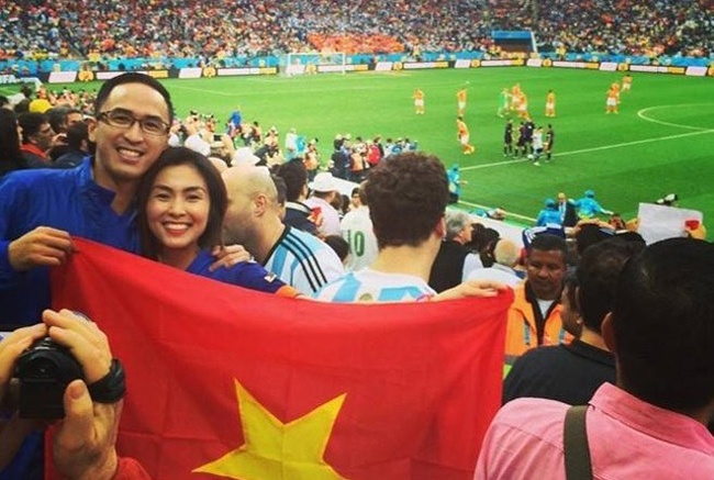 Mới đây, cặp đôi cũng đã sánh đôi sang Brazil xem World Cup và tự tin giăng cờ Tổ quốc trên khán đài nước bạn.