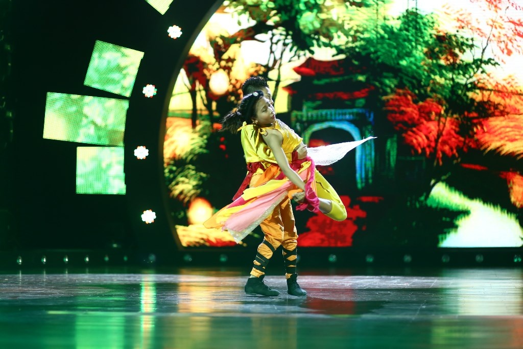 Và An Bình, rất bản lĩnh, bạn phải là một cái hành tinh gì đó chứa đựng cả ngôi sao bởi vì bạn quá chắc chắn cho cái ngôi sao đó hoàn toàn tin vào bạn. Bạn đúng là một người đàn ông đích thực. Các bạn chuẩn từng milimet, đẹp từng centimet, hầu như là đạo cụ không làm vướng tay vướng chân các bạn mà nó hỗ trợ một cách rất tốt....Thúy Vy, cái chân em nó thẳng, chân dài miên man, 2 tụi em là 2 sieu mẫu dance!”.