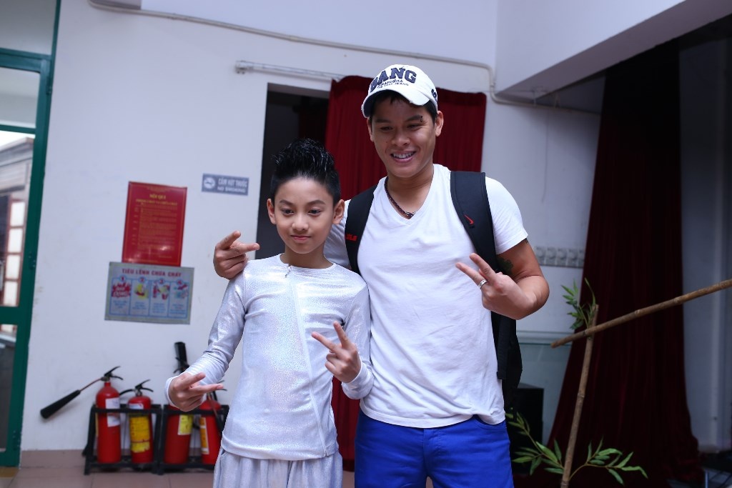 John Huy Trần tiếp lời: “Các kỹ thuật trong bài nhảy của 2 con thật tốt và chất. Một lần nữa phải gửi lời cảm ơn đến biên đạo của 2 con đã dựng một bài thật là hay. Nhưng mà quan trọng nhất... mấy cái động tất bưng bê, không phải chỉ con trai bưng bê con gái mà con gái cũng bưng bê con trai, hay và khó, mà đúng là nguy hiểm. Giống như anh Trấn Thành vừa nói, 2 con là ngôi sao”. Nhã Khanh chốt: “Có bao nhiêu động tác khó thì tụi em thể hiện hết trong bài này, và bài nhạc nó không phải là dài...quá tuyệt vời, không thể chê được cái gì cả, quá tuyệt!