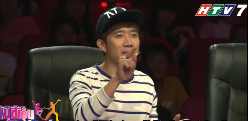 Trấn Thành thích thú ví von: “Ấn tượng nhất là cảnh cuốn chả giò, cảnh thả từ trên xuống dưới rồi giữ như giặt mền dậy đó. Thúy Vy, ngay từ tiết mục đầu tiên, anh Thành phải nói với em, em là một ngôi sao trong lòng anh Thành ngay từ bây giờ.