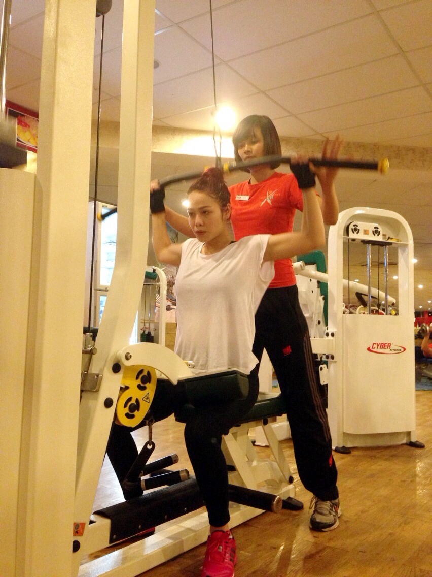 Mặc dù từng vấp nghi án phẫu thuật thẩm mỹ nhưng Nhật Kim Anh đều lên tiếng bác bỏ. Ngoài việc may mắn sở hữu gương mặt ưa nhìn, nữ diễn viên kiêm ca sĩ chia sẻ, cô thường xuyên vận động để có thân hình khỏe khoắn.