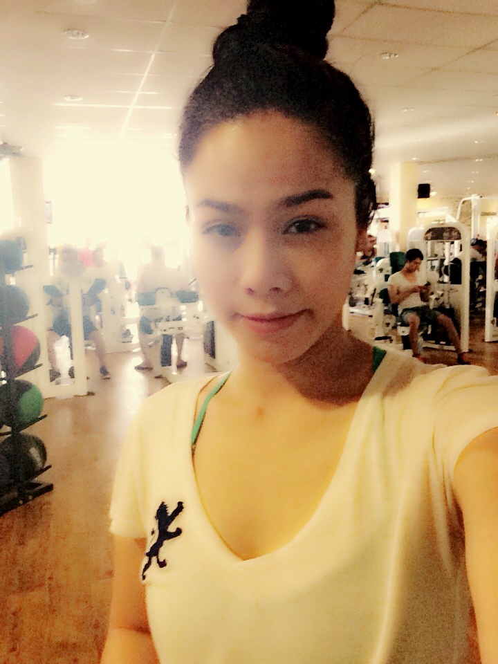 Xuất thân từ ca sĩ nhưng Nhật Kim Anh lại có duyên với phim ảnh hơn. Ở lĩnh vực này, cô có lợi thế hơn hẳn vì sở hữu gương mặt “ăn ảnh”. Nhiều người từng hé lộ, sở dĩ cô được chọn đóng Long Thành cầm giả ca của đạo diễn Đào Bá Sơn và đoạt giải Nữ diễn viên xuất sắc tại Liên hoan phim Quốc tế Việt Nam lần thứ nhất, vì bởi gương mặt cô rất đẹp, phù hợp với hình ảnh nàng Cầm.