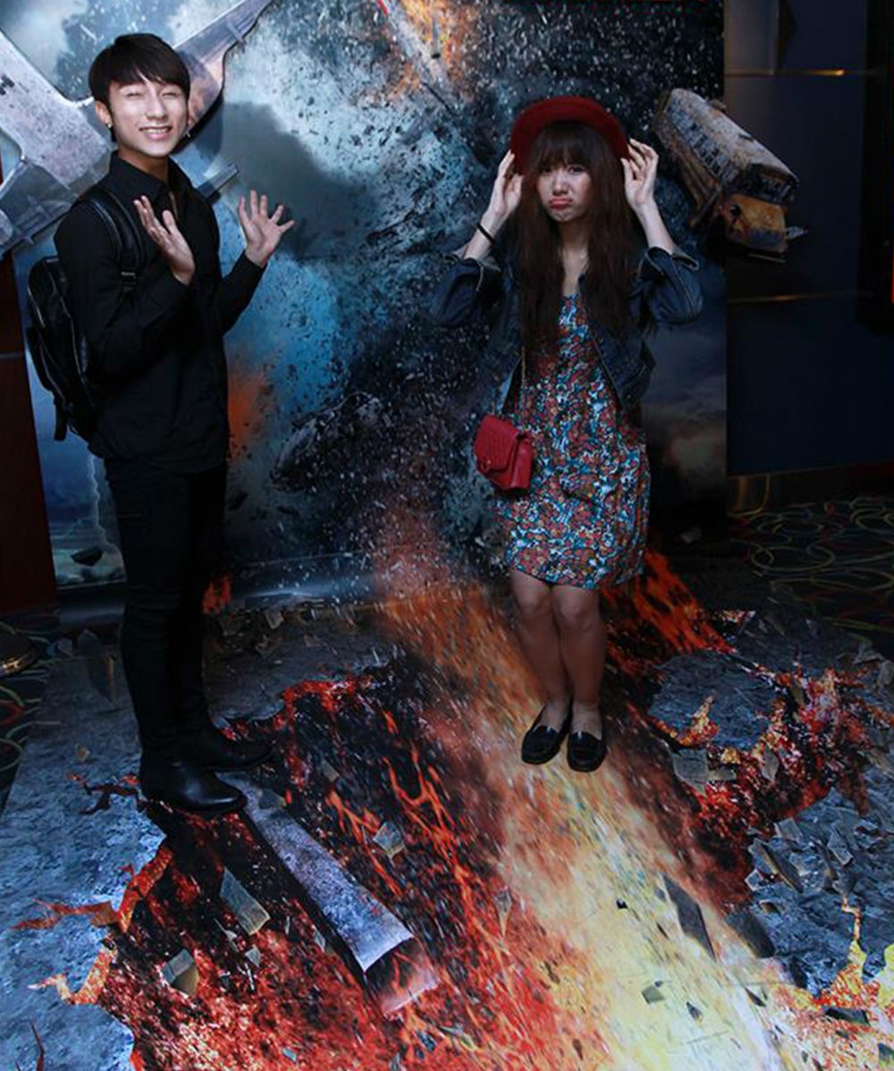 Sơn Tùng M-TP và Hari Won hào hứng với mô hình siêu bão 3D Into The Storm