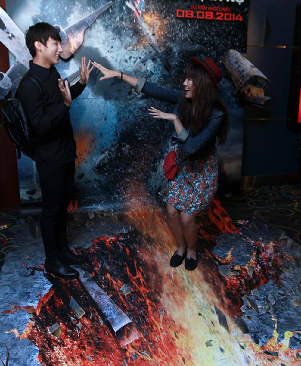 Into The Storm lấy bối cảnh thị trấn giả tưởng Silverton, tọa lạc tại bang Oklahoma của Mỹ, chuẩn bị đón đầu đợt tấn công từ một cơn lốc xoáy chết người. Rất nhiều người đã bỏ đi để cứu mạng sống mình, nhưng một nhóm học sinh trung học lại liều mạng dấn thân sâu vào trong trung tâm cơn lốc nhằm thu thập những số liệu về sức tàn phá của cơn lốc.